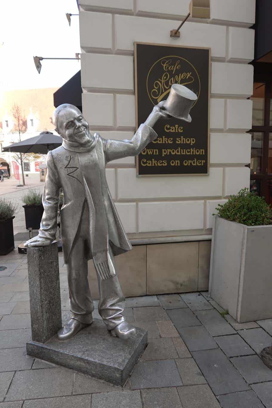 Schone Nasi statue in bratislava