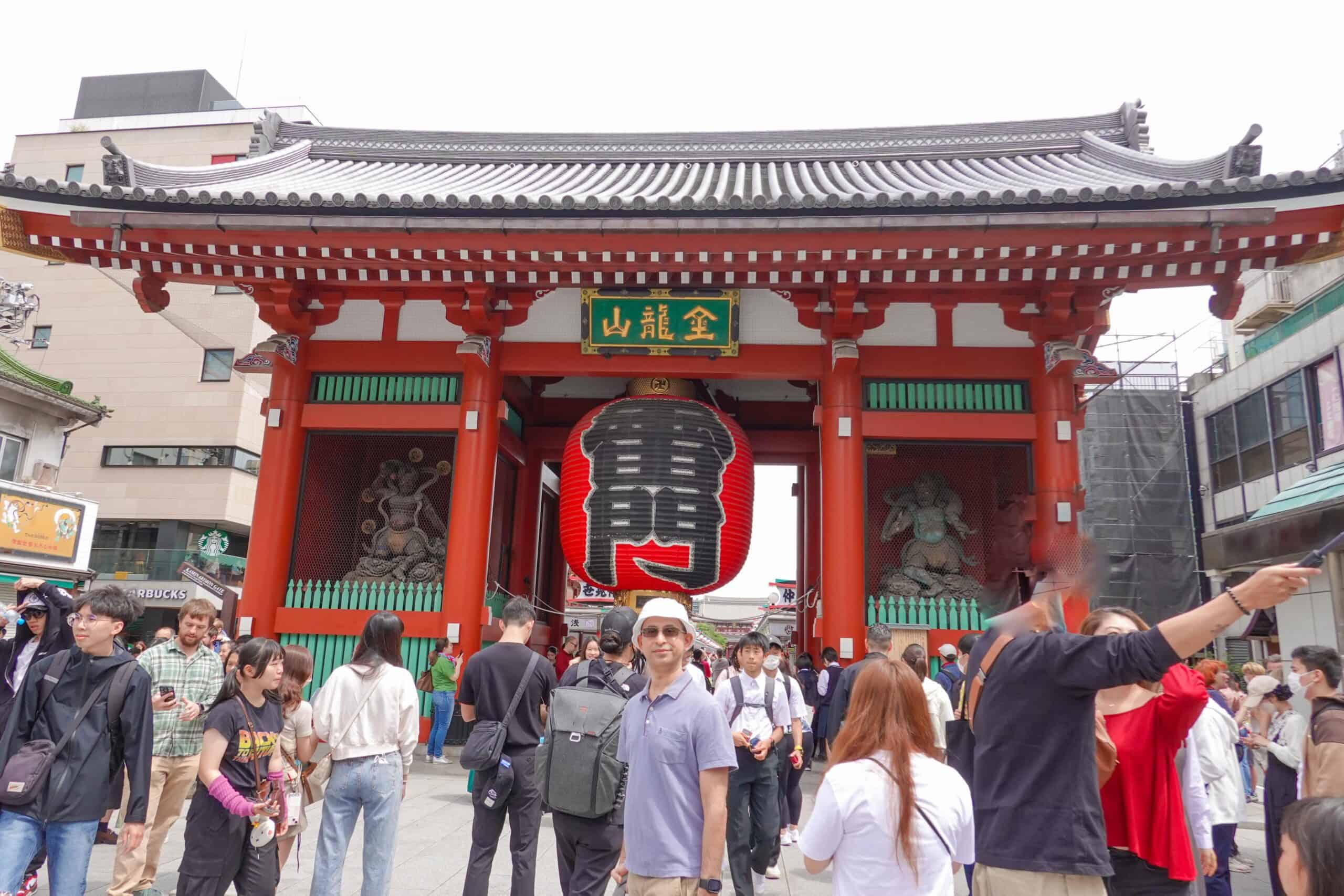 Kaminarimon Gate in sensoji temple in Asakusa tokyo